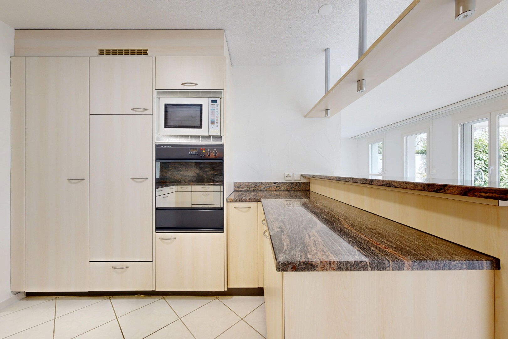 cuisine avec dark countertops, two heights countertops, four, kitchen peninsula, et péninsule de cuisine