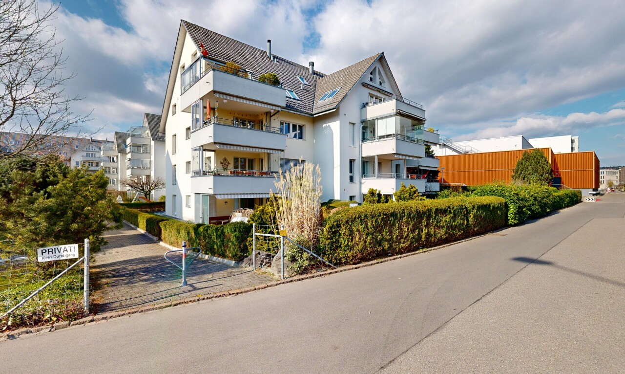 extérieur du bâtiment avec clôture, day time, apartment complex view, et vue sur le complexe d'appartements