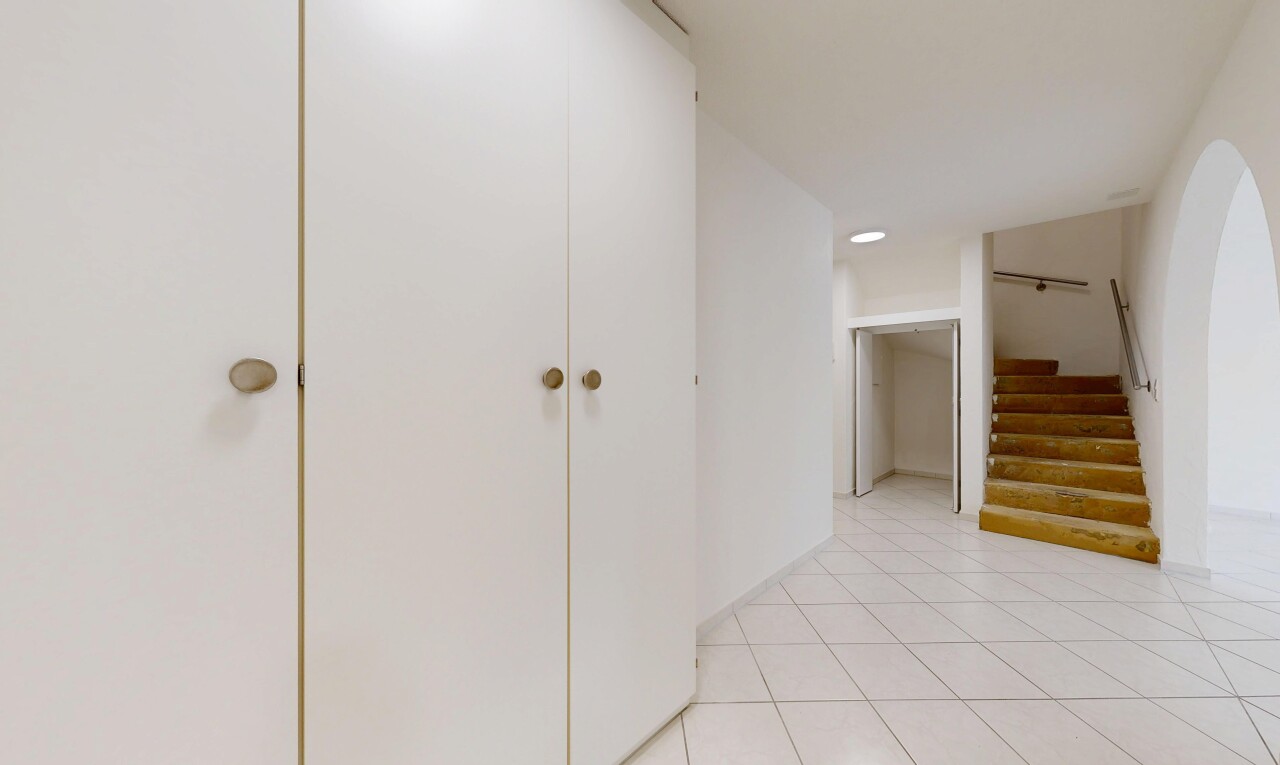 couloir avec escaliers, light floor, inside property, sol en carrelage, et tile floor