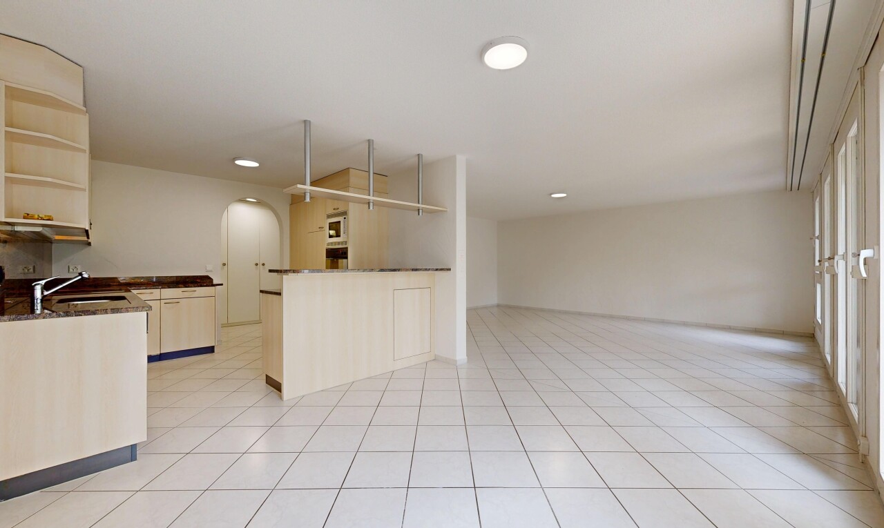 cuisine avec plans de travail, dark countertops, passages en arc, light floor, et inside property