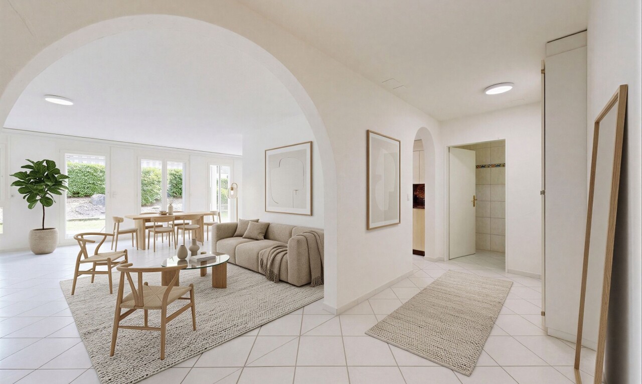 salon / salle à manger avec passages en arc, inside property, natural light, lumière naturelle, et tile floor