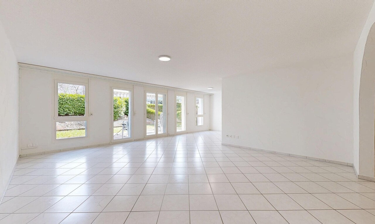 pièce vide avec lumière naturelle, natural light, light floor, inside property, et cloison sèche