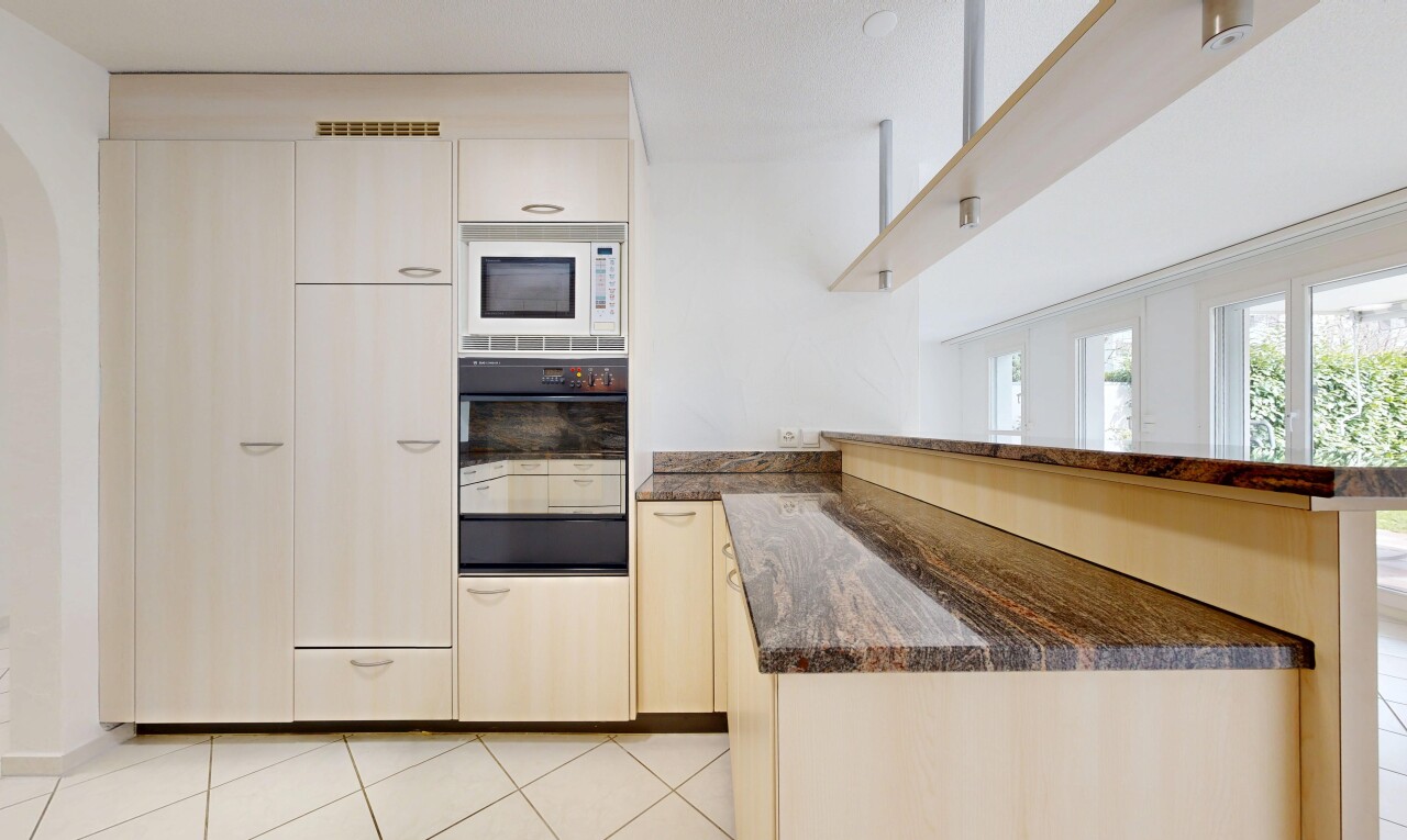 cuisine avec dark countertops, two heights countertops, four, kitchen peninsula, et péninsule de cuisine