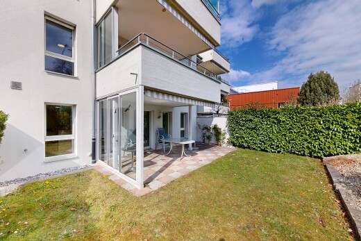 außenansicht mit terrasse, balkon, stuckverkleidung, day time, und zaun