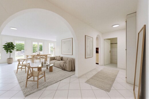 wohn- / esszimmer mit gewölbte gehwege, inside property, natural light, natürliches licht, und tile floor