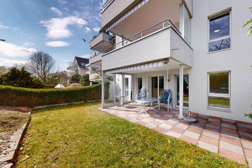 außenansicht mit balkon, stuckverkleidung, day time, rasen, und terrasse