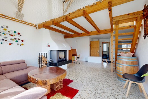 wohnzimmer mit inside property, gipskartonwand, drywall, vinylboden, und vinyl floor