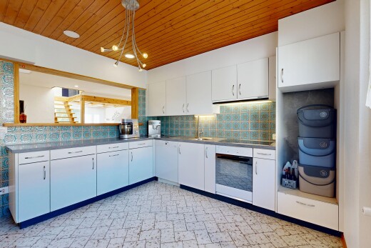 küche mit arbeitsplatten, vinylboden, vinyl floor, küchenrückwand beim herd, und küchenrückwand beim Herd