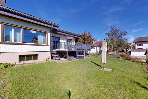 außenansicht mit stuckverkleidung, deck, rasen, day time, und property visible