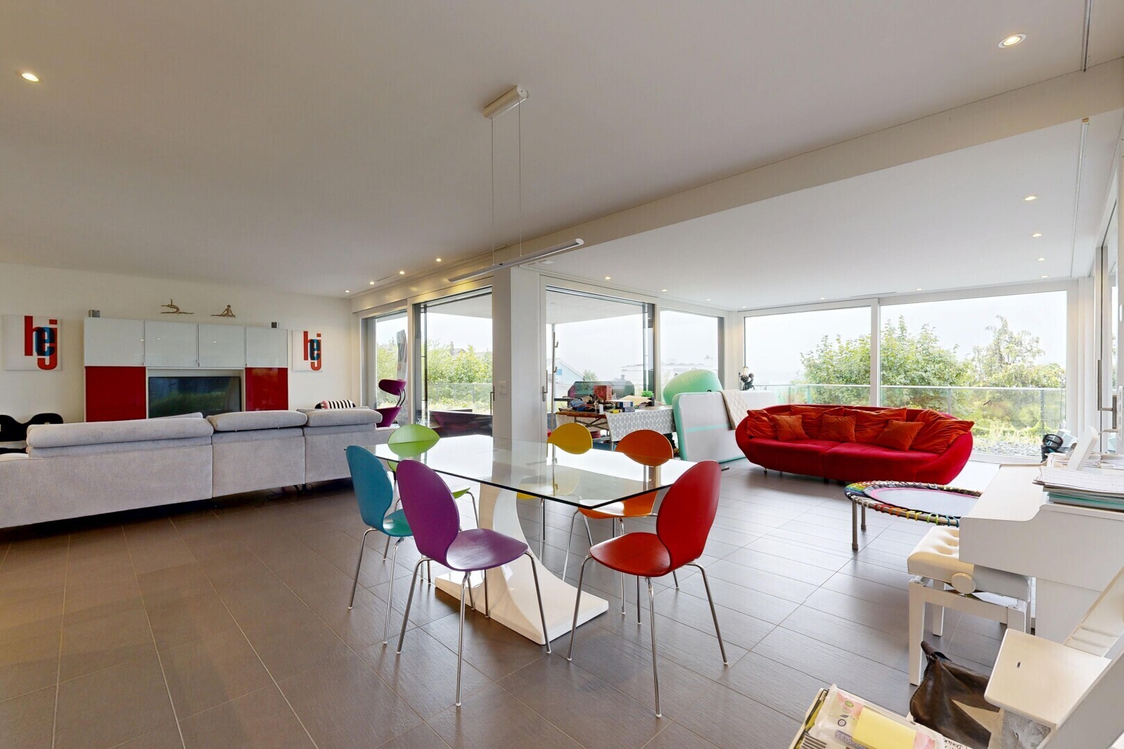 wohn- / esszimmer mit einbauleuchten, inside property, und floor ceiling windows