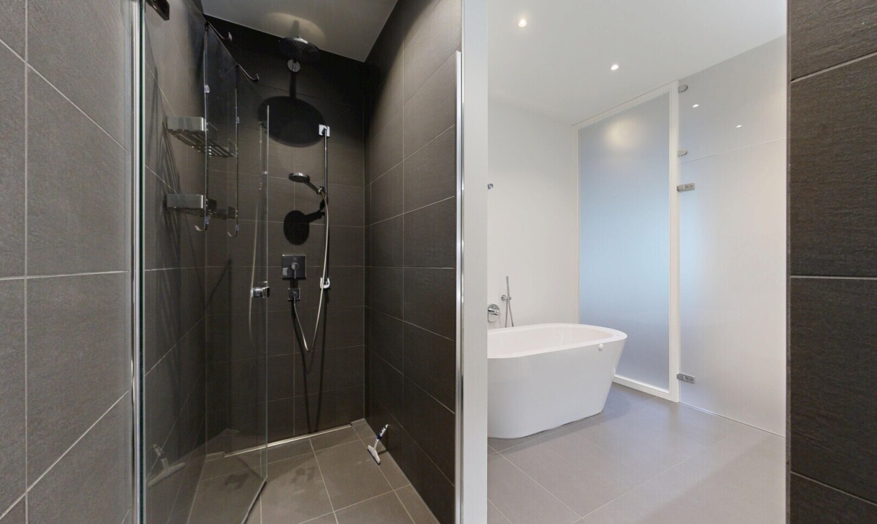 bad mit dusche, komplettes badezimmer, bad, einbauleuchten, und tile floor