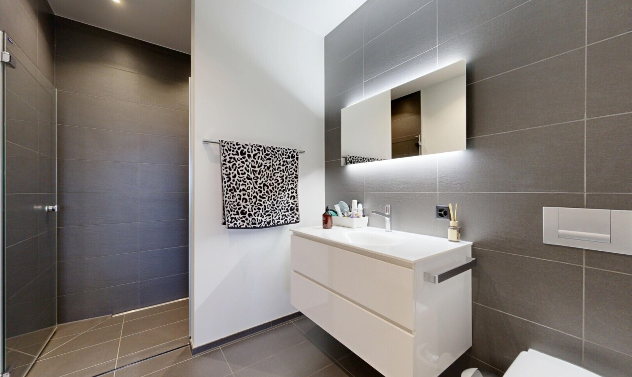 bad mit tile wall, fliesenwand, dusche, komplettes badezimmer, und spiegel