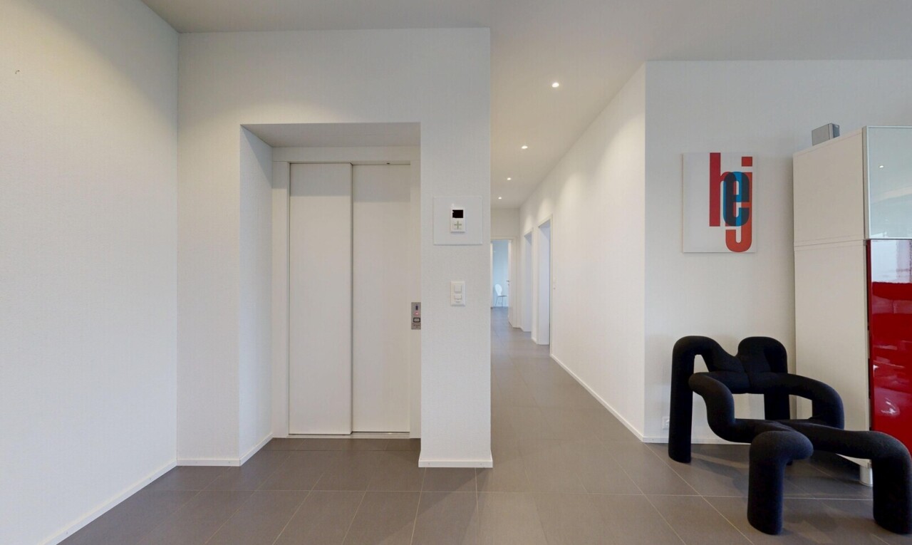 halle / korridor mit aufzug, gipskartonwand, drywall, kleiderschrank, und einbauleuchten