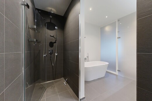 bad mit dusche, komplettes badezimmer, bad, einbauleuchten, und tile floor