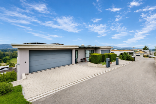 terrasse mit auffahrt, day time, solaranlage, garage angeschlossen, und property visible