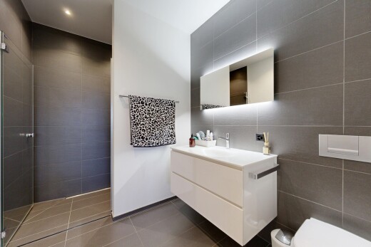 bad mit tile wall, fliesenwand, dusche, komplettes badezimmer, und spiegel