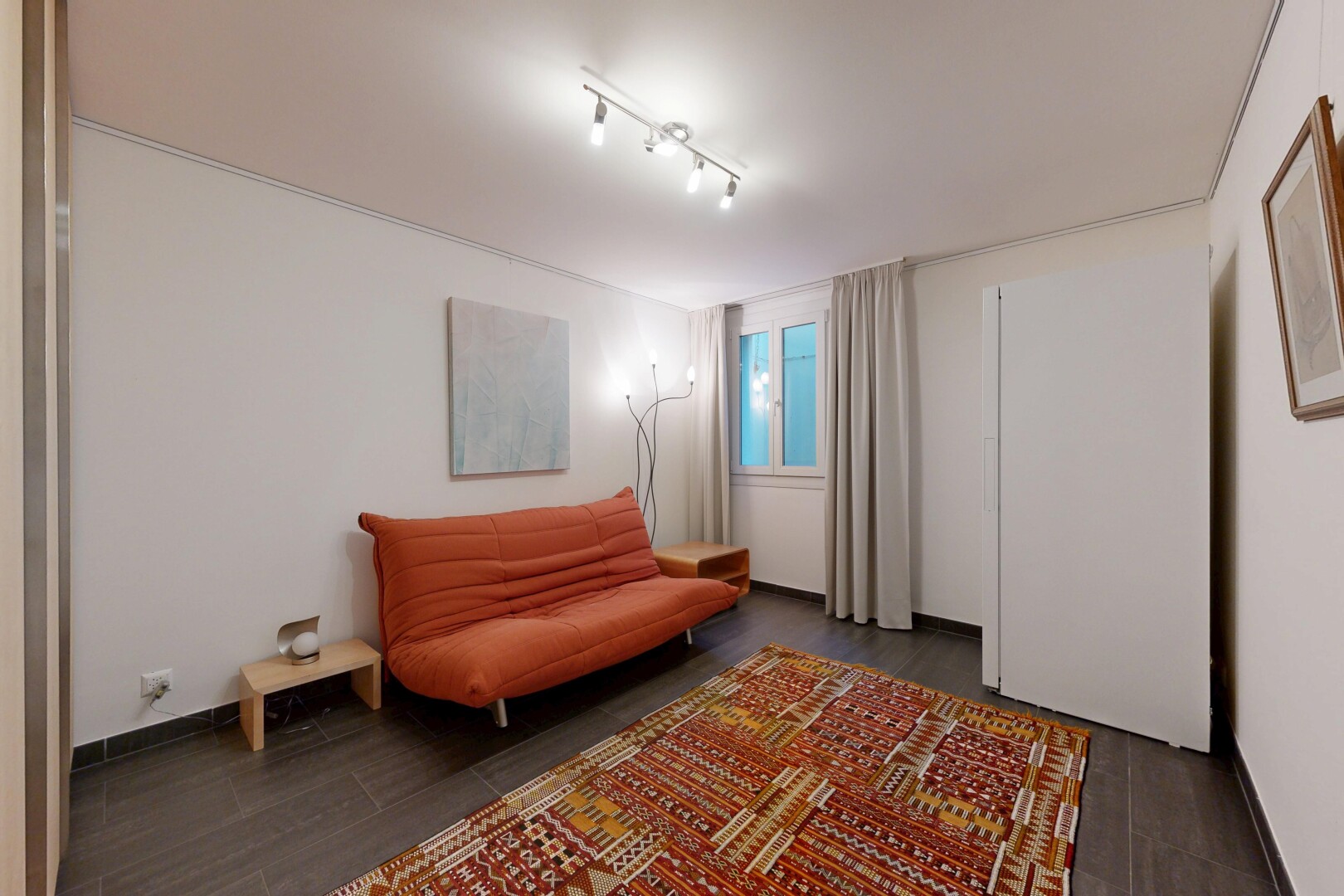 salon avec dark floor, cloison sèche, drywall, inside property, et sol en finition bois