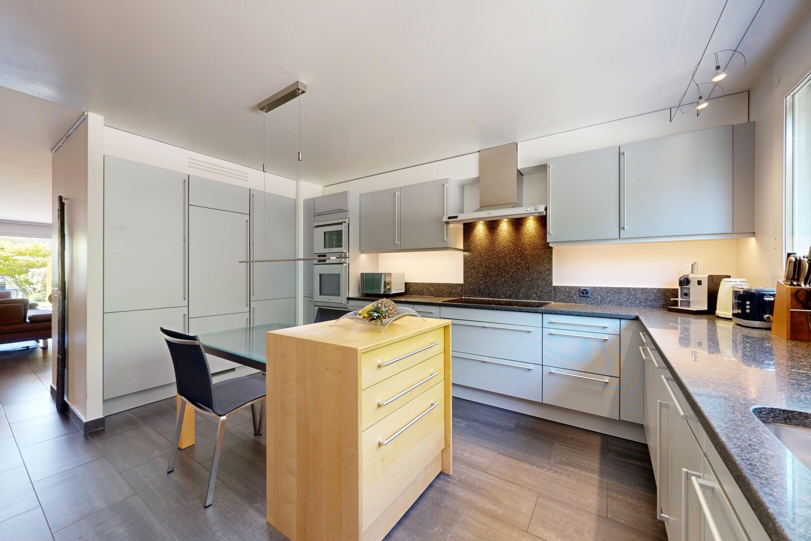 cuisine avec dark countertops, natural light, lumière naturelle, inside property, et two types countertops