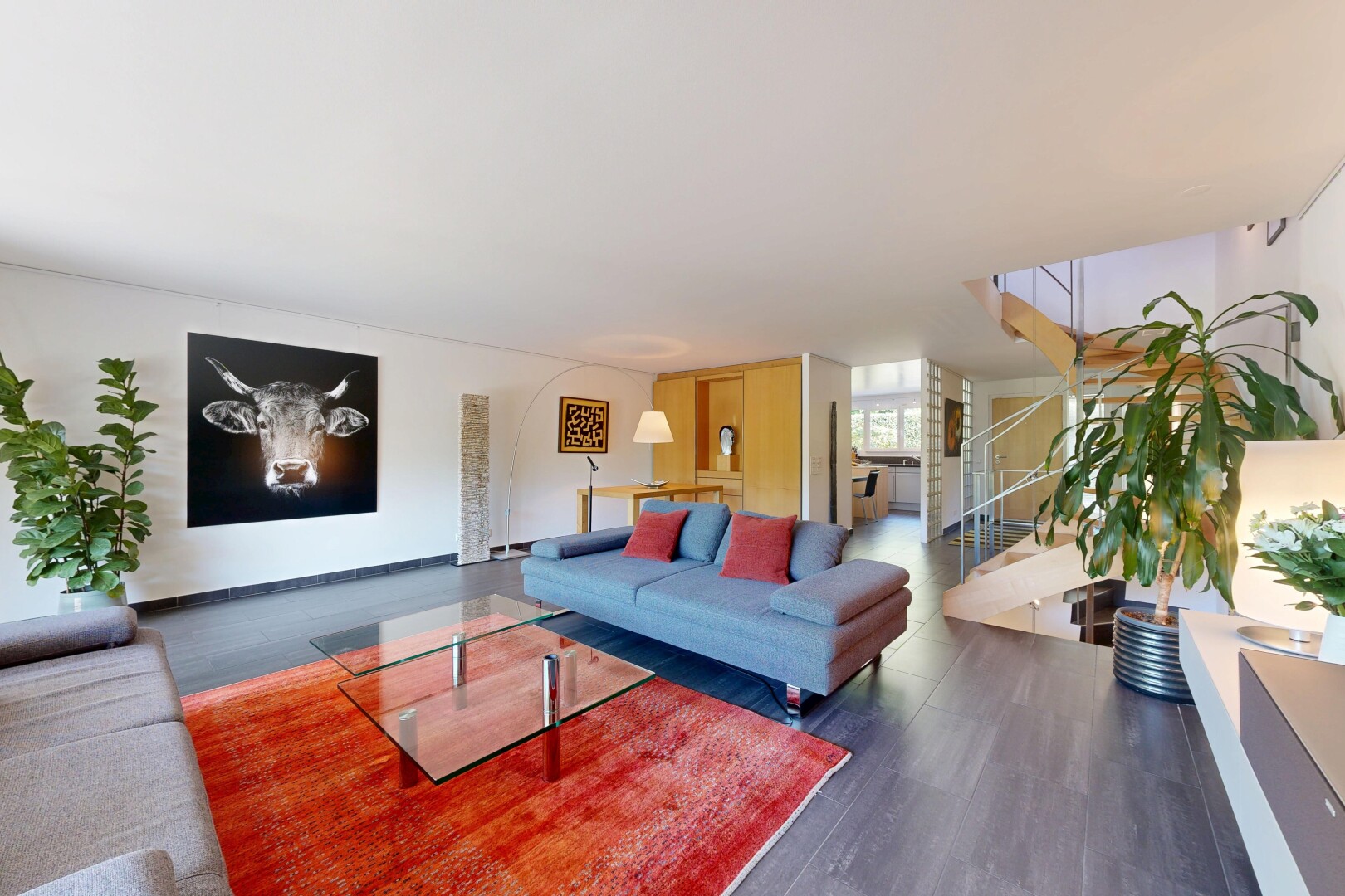 salon avec inside property, cloison sèche, drywall, sol en finition bois, et wood finish floor