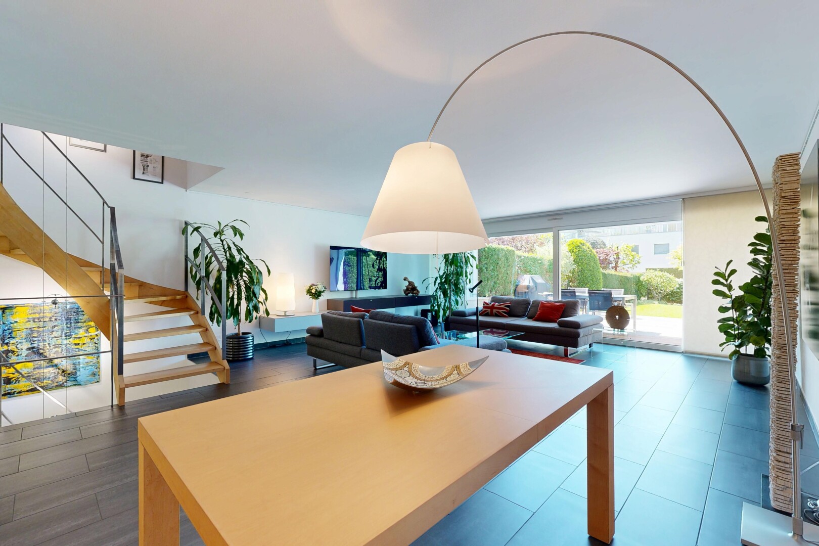 salon / salle à manger avec escaliers, inside property, natural light, lumière naturelle, et télévision