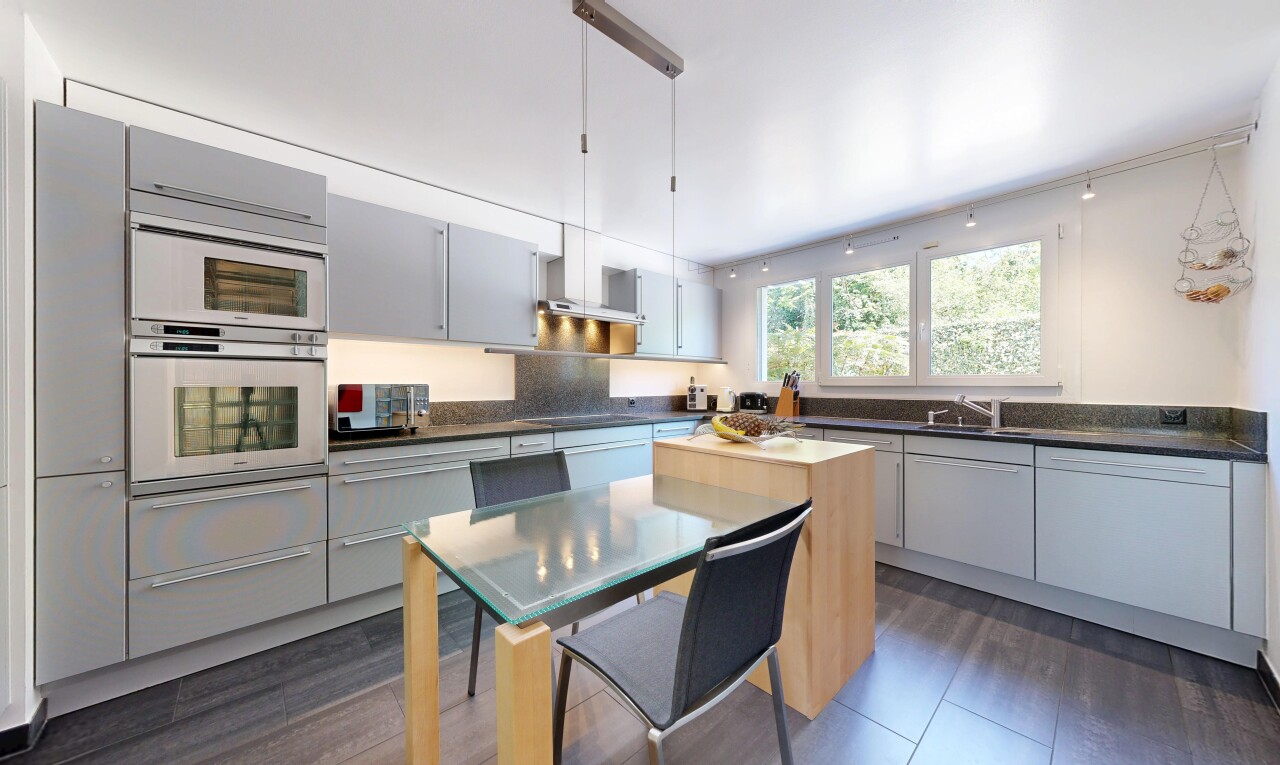 cuisine avec dark countertops, dark floor, four, wood finish floor, et sol en finition bois