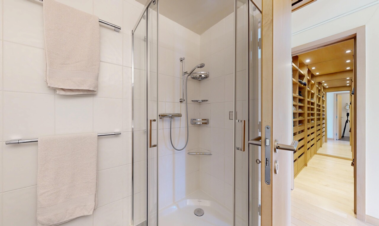 salle de bains avec douche, salle de bain complète, inside property, éclairage encastré, et recessed lighting