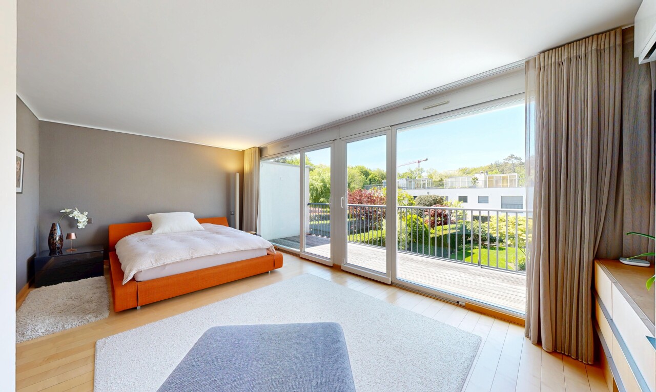 chambre avec day time, wood finish floor, sol en finition bois, inside property, et natural light