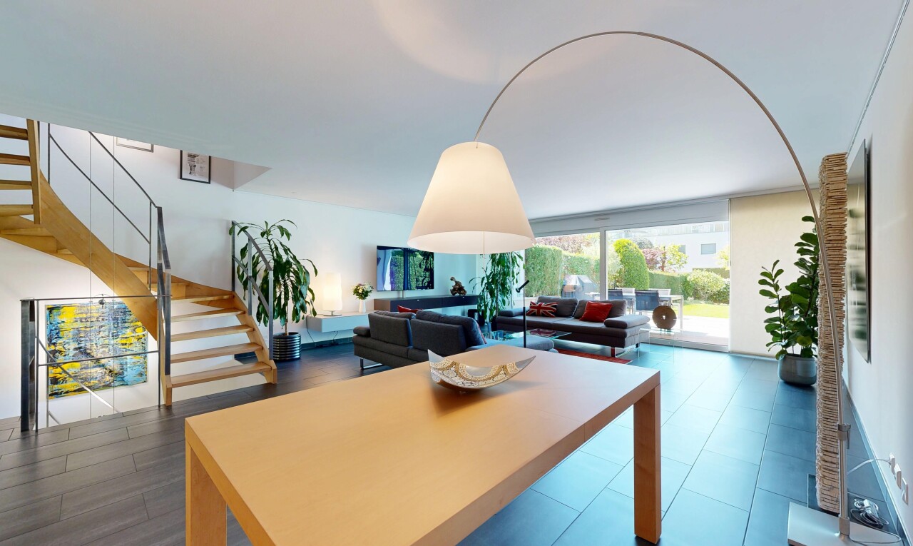 salon / salle à manger avec escaliers, inside property, natural light, lumière naturelle, et télévision