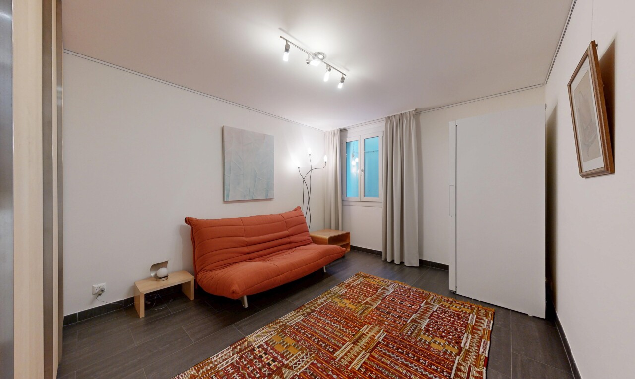 salon avec dark floor, cloison sèche, drywall, inside property, et sol en finition bois