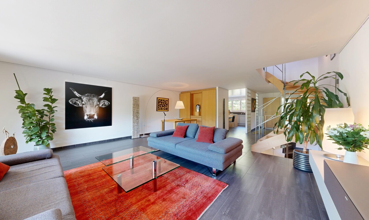 salon avec inside property, cloison sèche, drywall, sol en finition bois, et wood finish floor