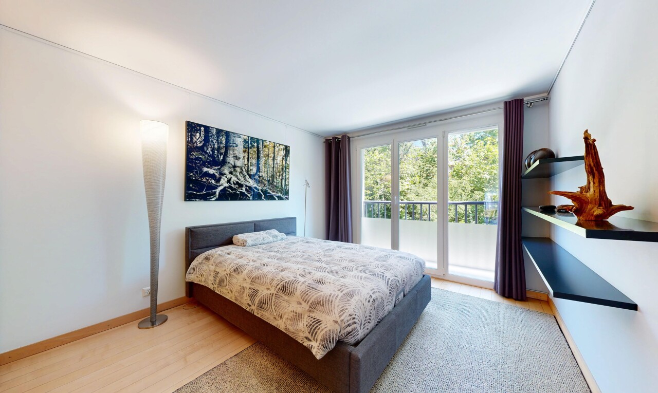 chambre avec wood finish floor, sol en finition bois, drywall, cloison sèche, et inside property