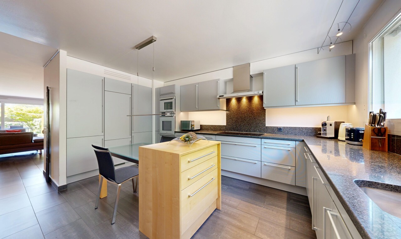cuisine avec dark countertops, natural light, lumière naturelle, inside property, et two types countertops