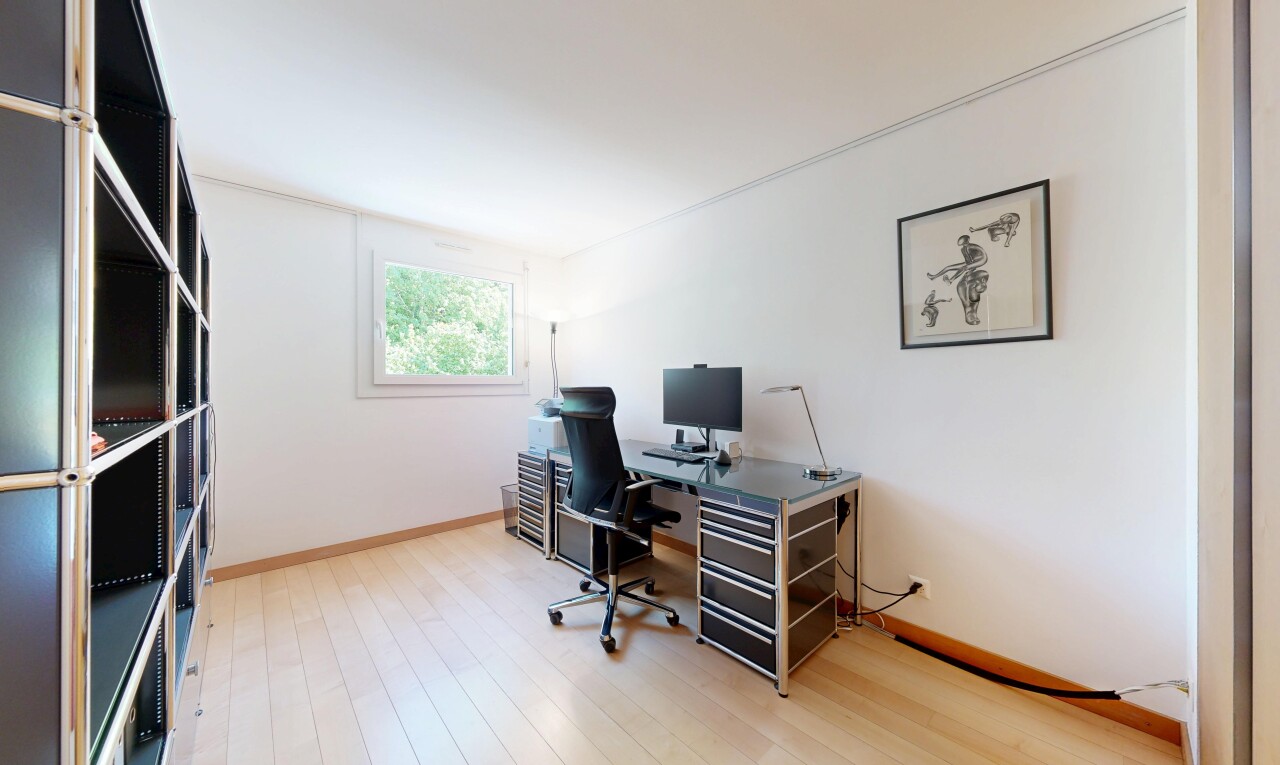 bureau avec espace bureau, sol en finition bois, wood finish floor, light floor, et lumière naturelle