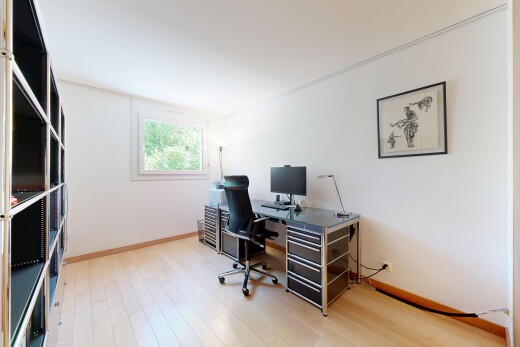 bureau avec espace bureau, sol en finition bois, wood finish floor, light floor, et lumière naturelle