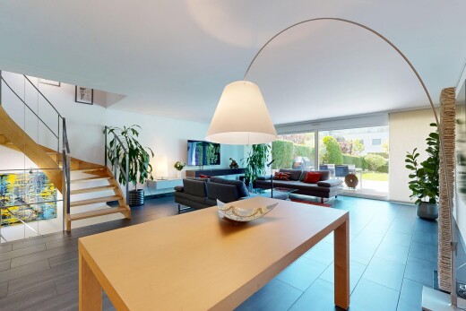 salon / salle à manger avec escaliers, inside property, natural light, lumière naturelle, et télévision
