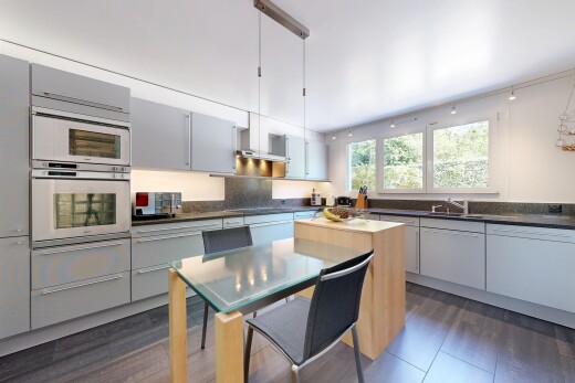 cuisine avec dark countertops, dark floor, four, wood finish floor, et sol en finition bois