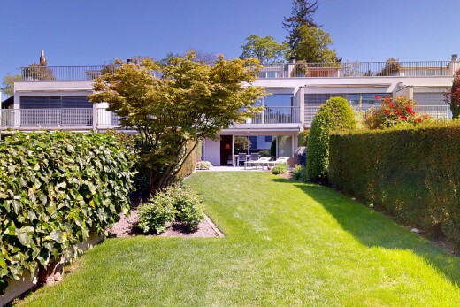 jardin avec day time, pelouse, et property visible