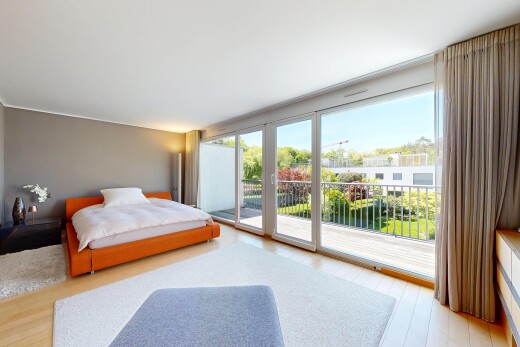 chambre avec day time, wood finish floor, sol en finition bois, inside property, et natural light