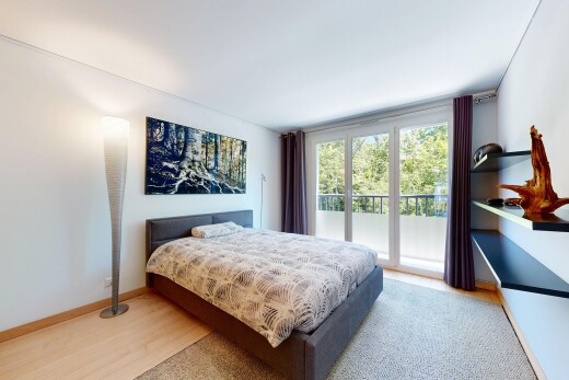 chambre avec wood finish floor, sol en finition bois, drywall, cloison sèche, et inside property