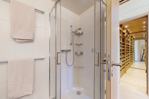 salle de bains avec douche, salle de bain complète, inside property, éclairage encastré, et recessed lighting