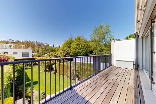 balcon avec from property et day time