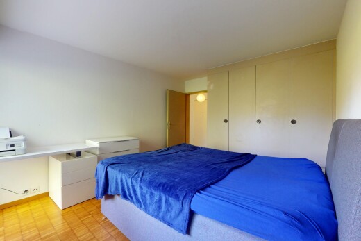 zimmer / schlafzimmer mit inside property, kleiderschrank, drywall, gipskartonwand, und vinyl floor