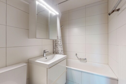 bad mit fliesenwand, tile wall, komplettes badezimmer, schminktisch, und spiegel