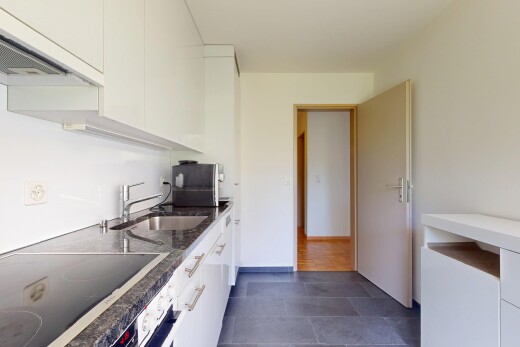 küche mit waschbecken, herd, weiße schränke, drywall, und tile floor