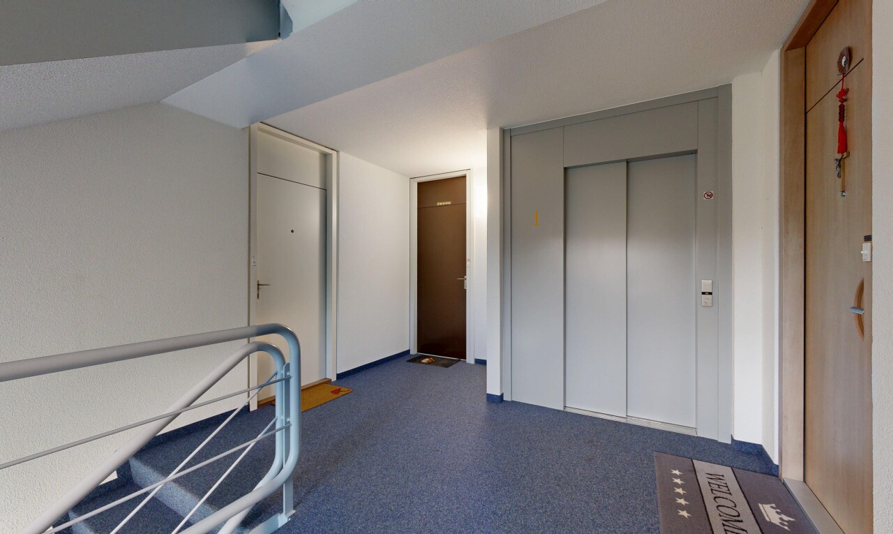 zimmer / schlafzimmer mit low ceiling, niedrige decke, aufzug, dark floor, und inside property