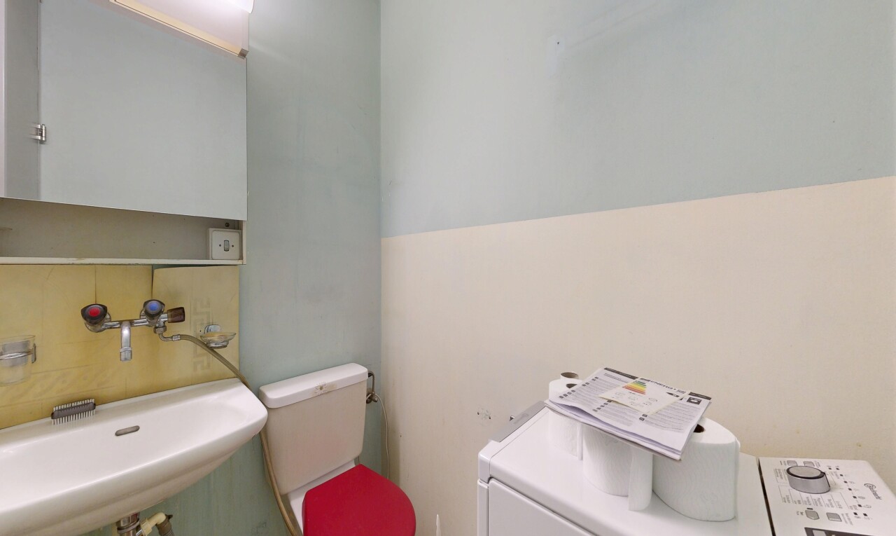 bad mit toilette, inside property, waschbecken, tumbler, und drywall