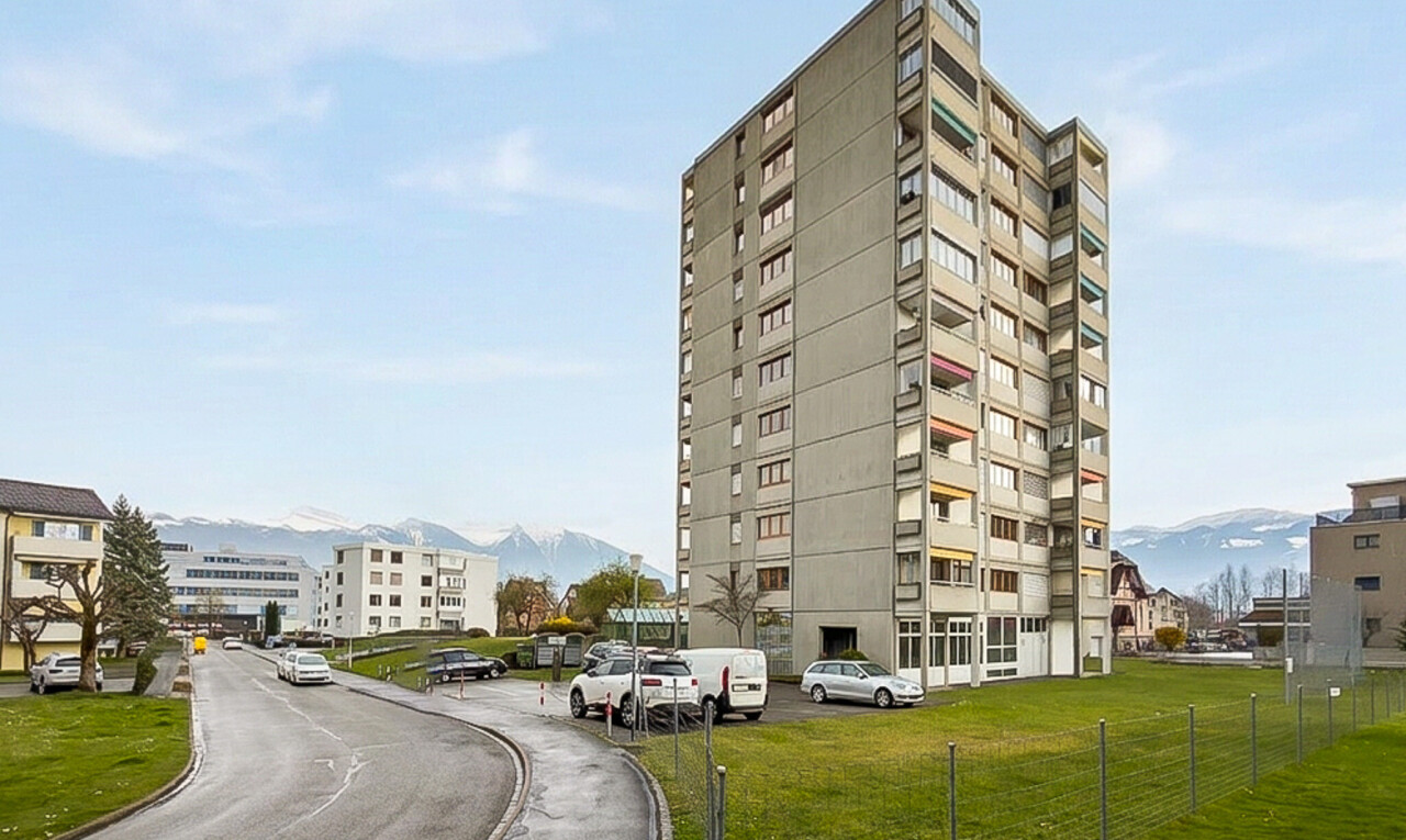 außenansicht mit blick auf die berge, mountain view, day time, blick auf wohnanlage, und apartment complex view