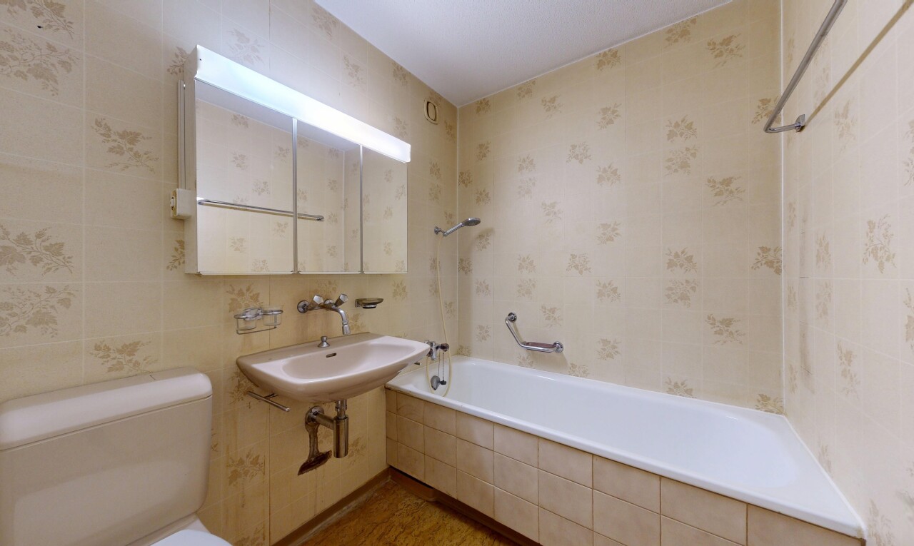 bad mit komplettes badezimmer, spiegel, toilette, inside property, und tile wall