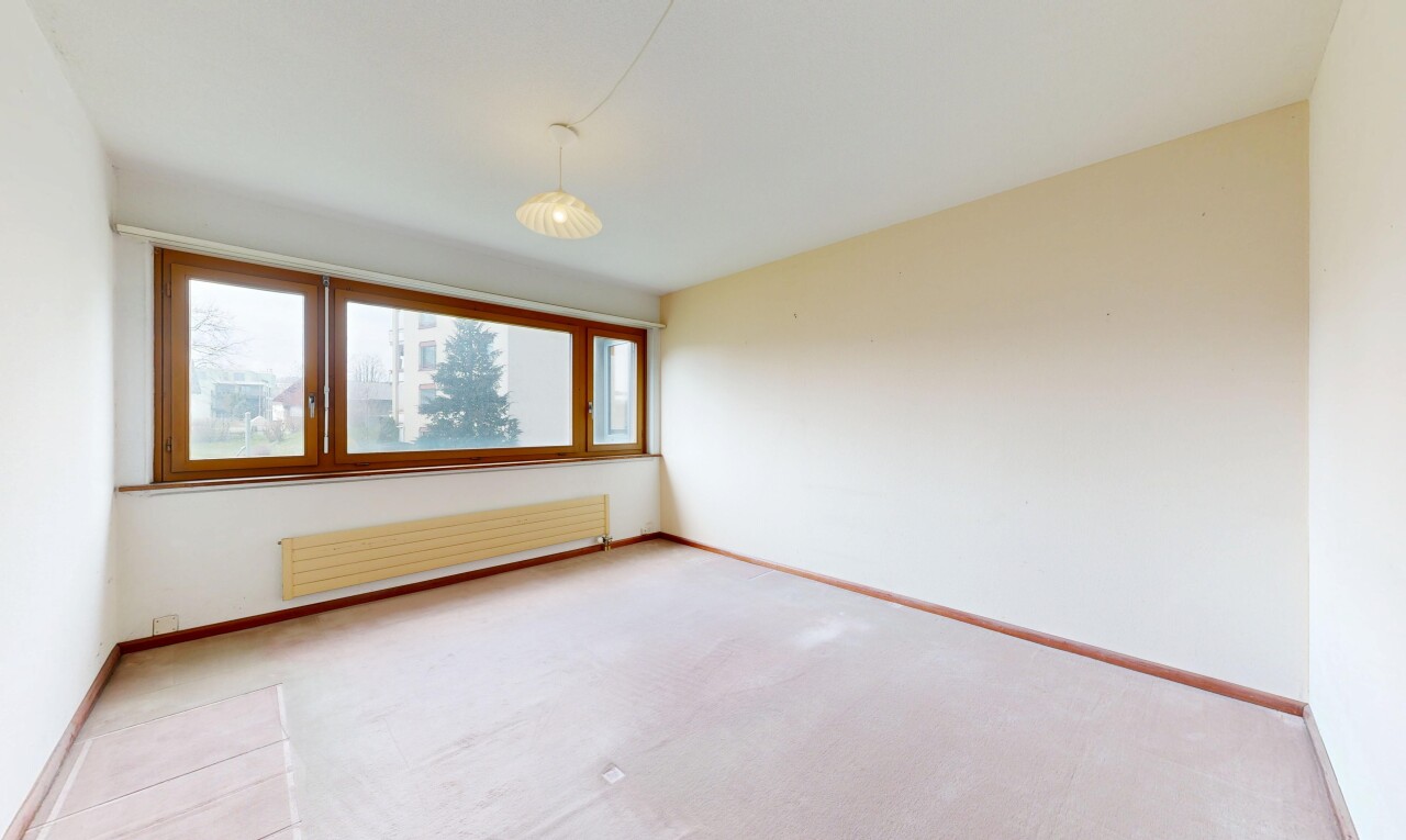 leerer raum mit kühler, gipskartonwand, drywall, natürliches licht, und natural light