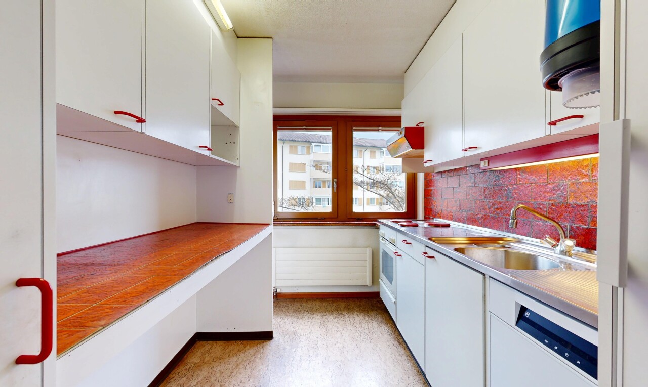 küche mit weiße schränke, white cabinets, geschirrspülmaschine, natürliches licht, und natural light